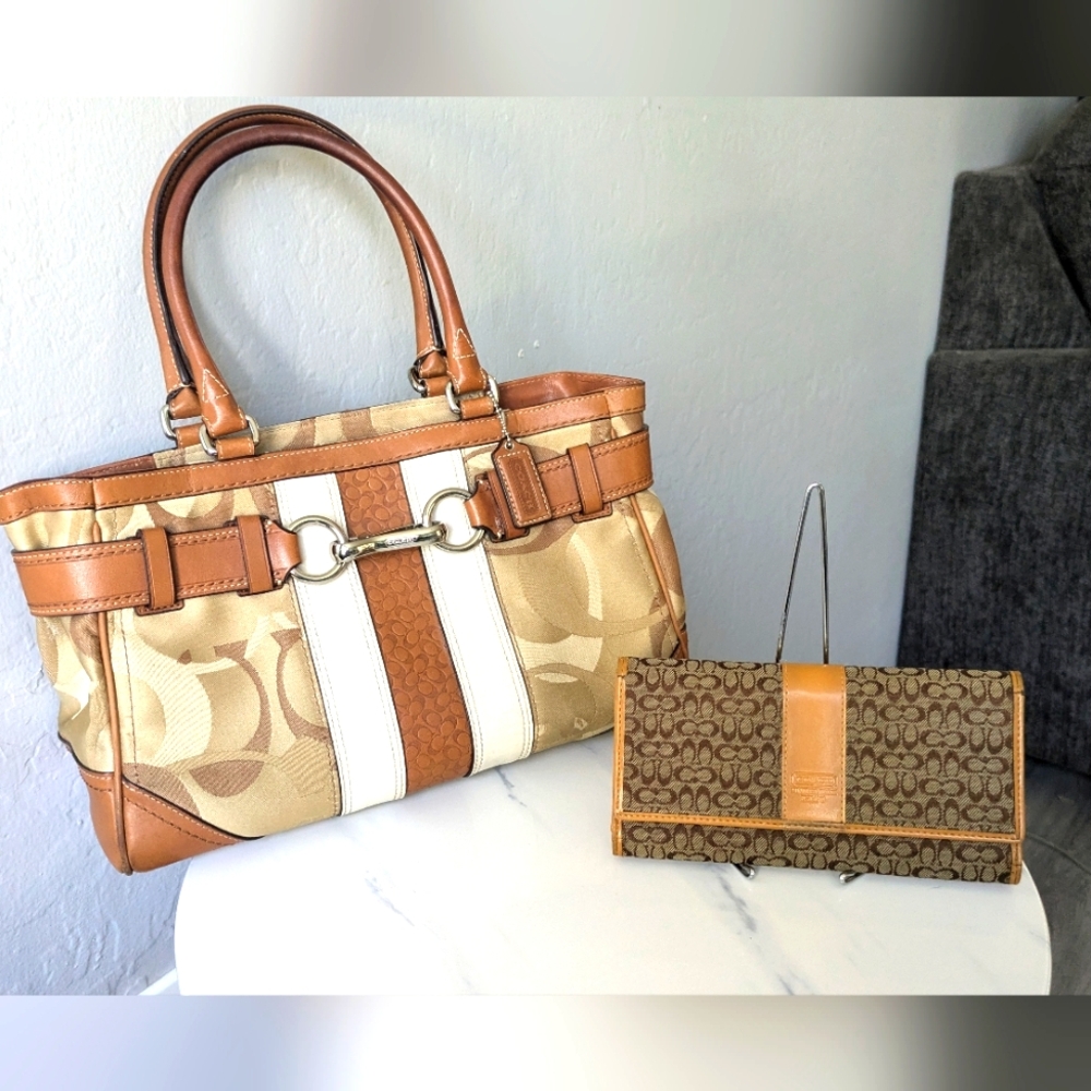 COACH SIGNATURE HAMPTON OPTIC HAND BAG.